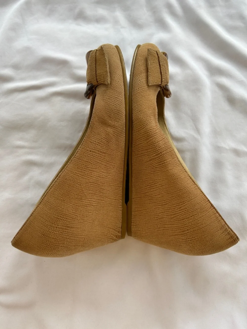 Stuart Weitzman Tan Lizard-Embossed Wedge Pumps with Tortoise Buckle 7.5 - Picture 5 of 8